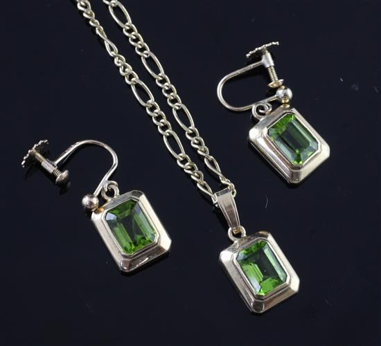 A 9ct gold and peridot pendant on a 9ct gold figaro link chain and a pair of matching earrings, chain 24in.